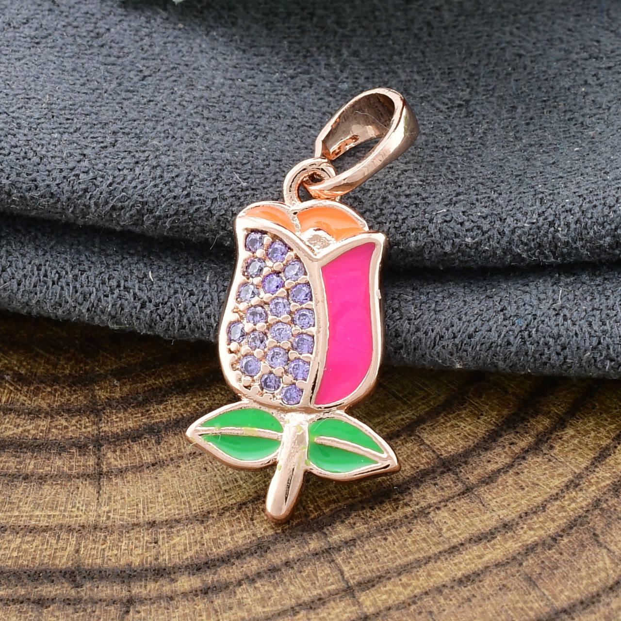 

Кулон для цепочки до 3 мм 81002 размер 24х11 мм лиловые фианиты вес 1.3 г позолота РО