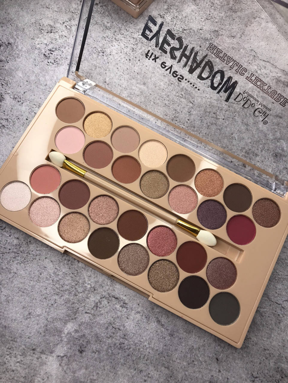 

Палетка теней для век Dodo Girl на 30 оттенков