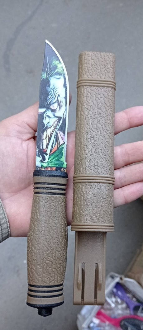 

Ніж туристичний з малюнком на лезі , з поясним чохлом