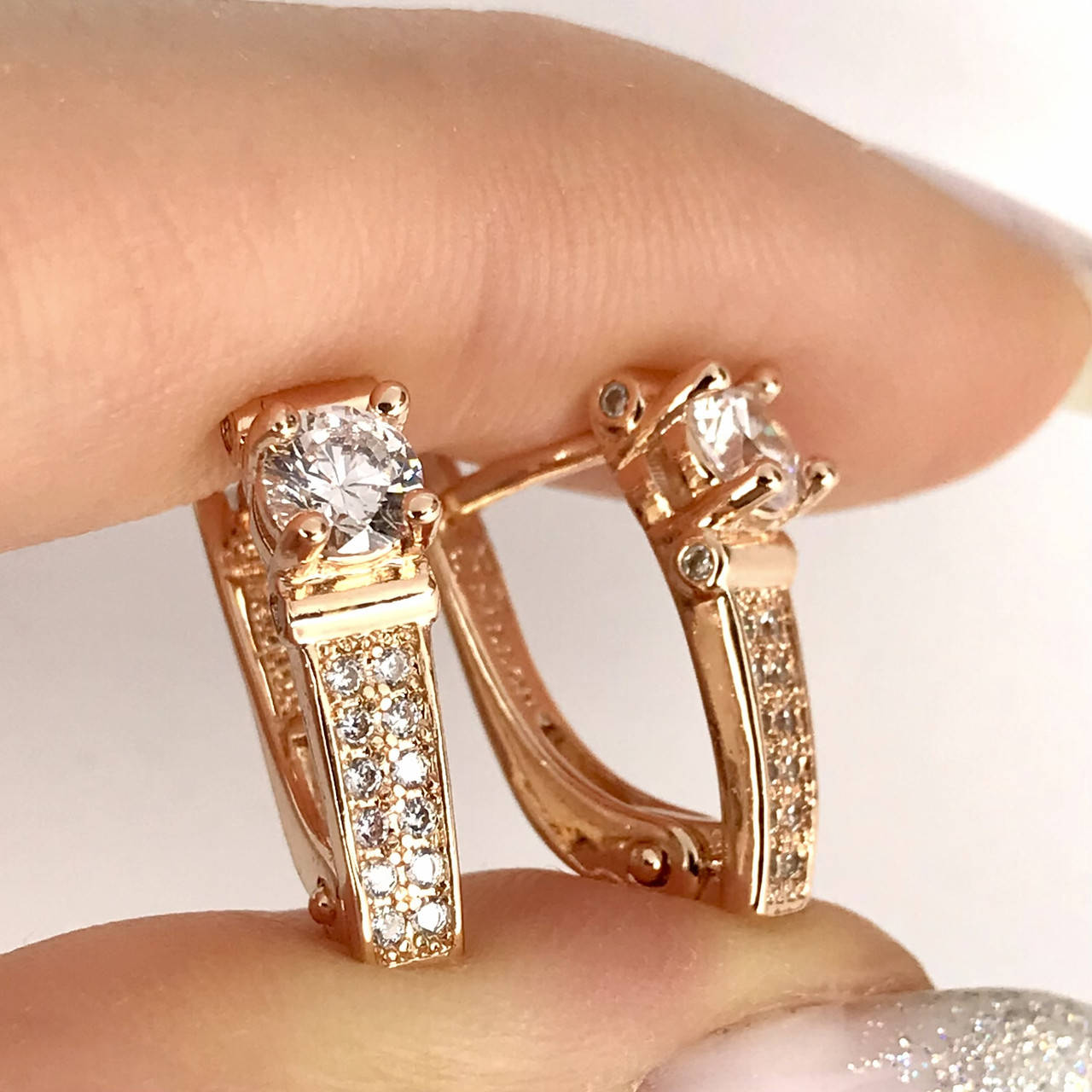 

Серьги с белыми круглыми кристаллами покрытие золотом 18к.