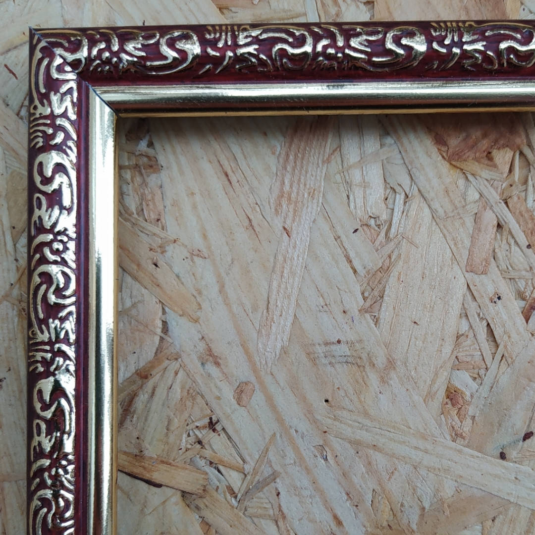 

Рамка для картины и фото. Пластик. (+ДВП внутренняя, вешачок). Бордовая с золотом