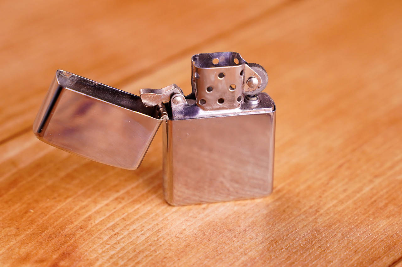 

Бензиновая зажигалка в стиле ZIPPO