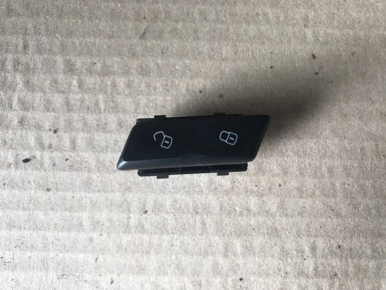 

561962125 Кнопка центрального замка левая Volkswagen Passat B7 Пассат Б7 USA