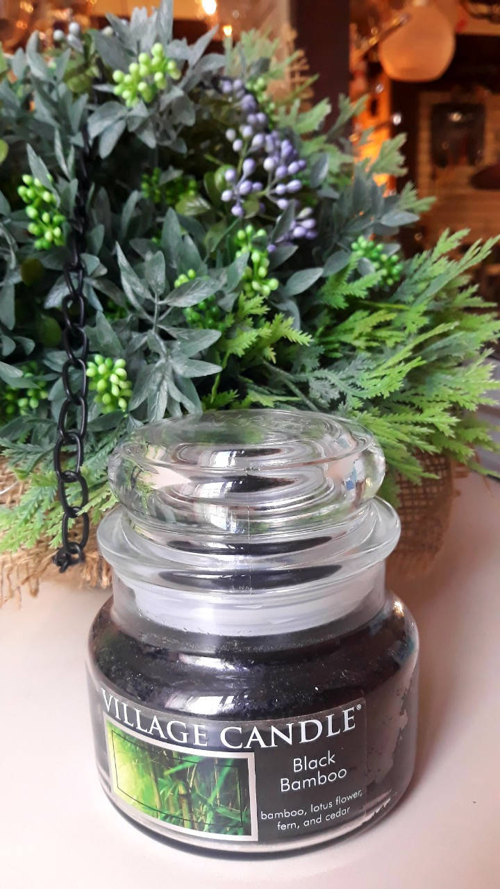 

Ароматическая свеча "Черный бамбук" Village Candle Black Bamboo