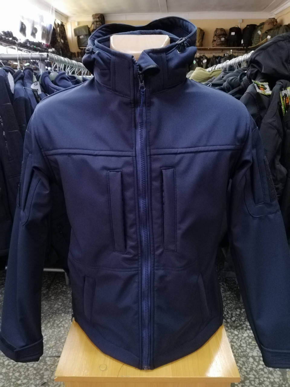 

Куртка softshell темно-синяя.