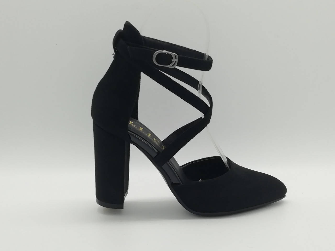 

Босоножки с закрытыми пяткой и носком. Маленькие размеры (33 - 35).