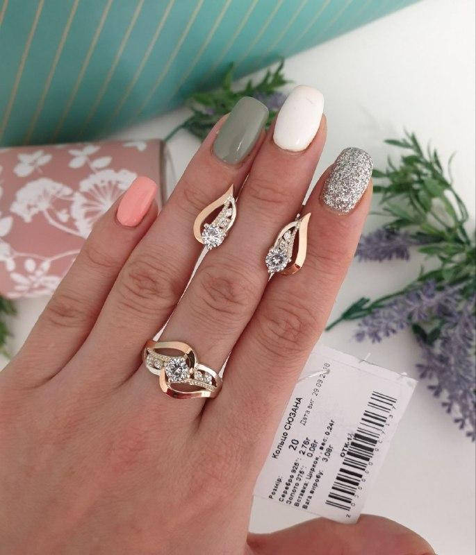 

Кольцо серебряное 925 пробы с золотом 375 пробы.Вставка-фианит.Размеры 15-20.