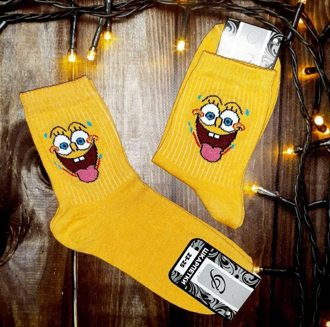 

Модные желтые высокие носки с принтом Губка Боб - носки прикол