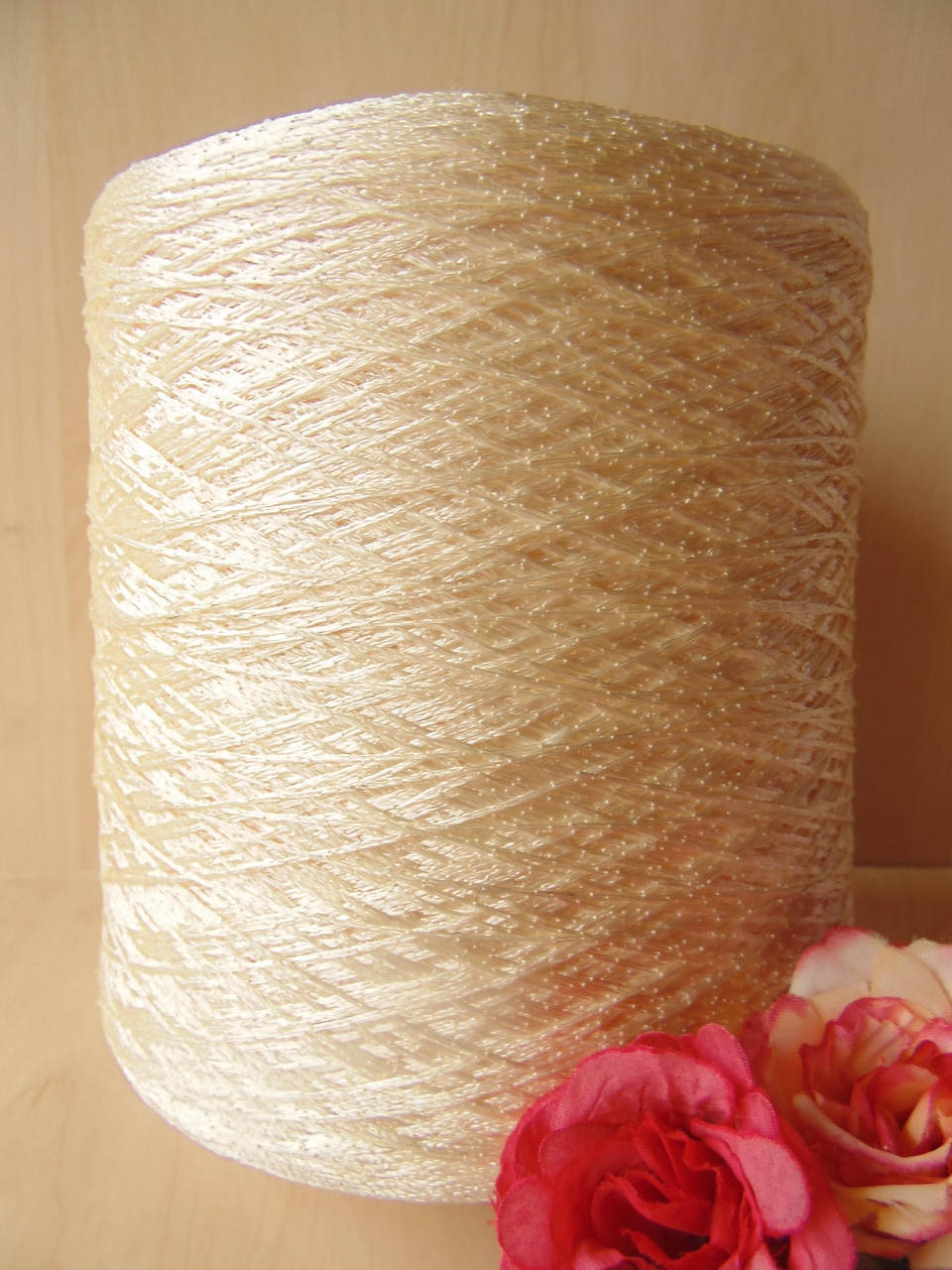 

Итальянская бобинная пряжа Пайетка 100 % Полиэстр 650м / 100гр Сливочный с радужной пайеткой, Светло-бежевый