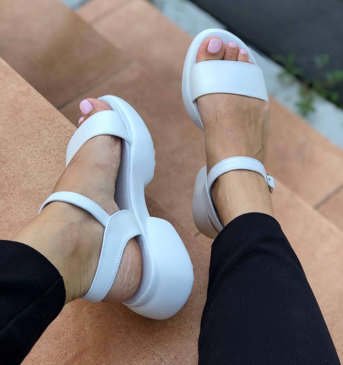 

Женские кожаные босоножки сандалии на каблуке и платформе летние удобные белые 41 размер M.KraFVT 3227/1 2022