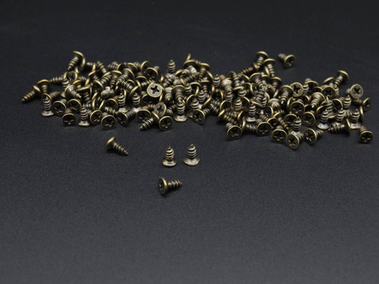 

Шурупы. Цвет старая латунь. 2,5х8 мм