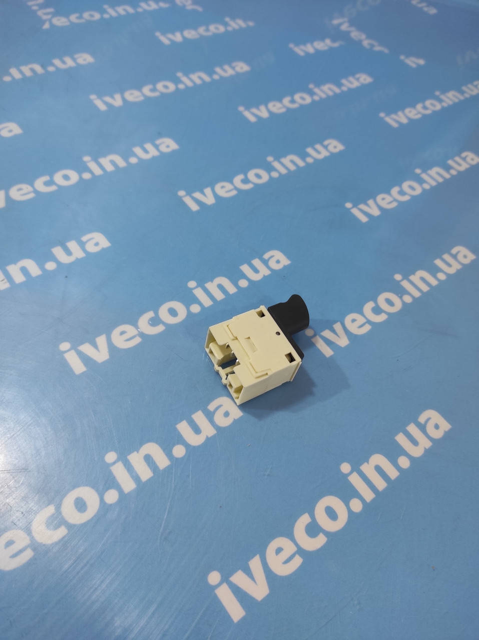 

Кнопка стеклоподъемника Iveco Stralis Trakker Cursor Ивеко Стралис Тракер 41221005