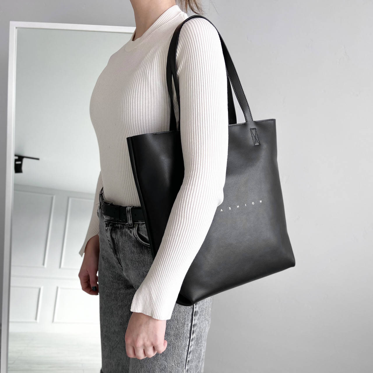 

Женская кожаная сумка шоппер на плечо на молнии c надписью Fashion Polina & Eiterou, Черный