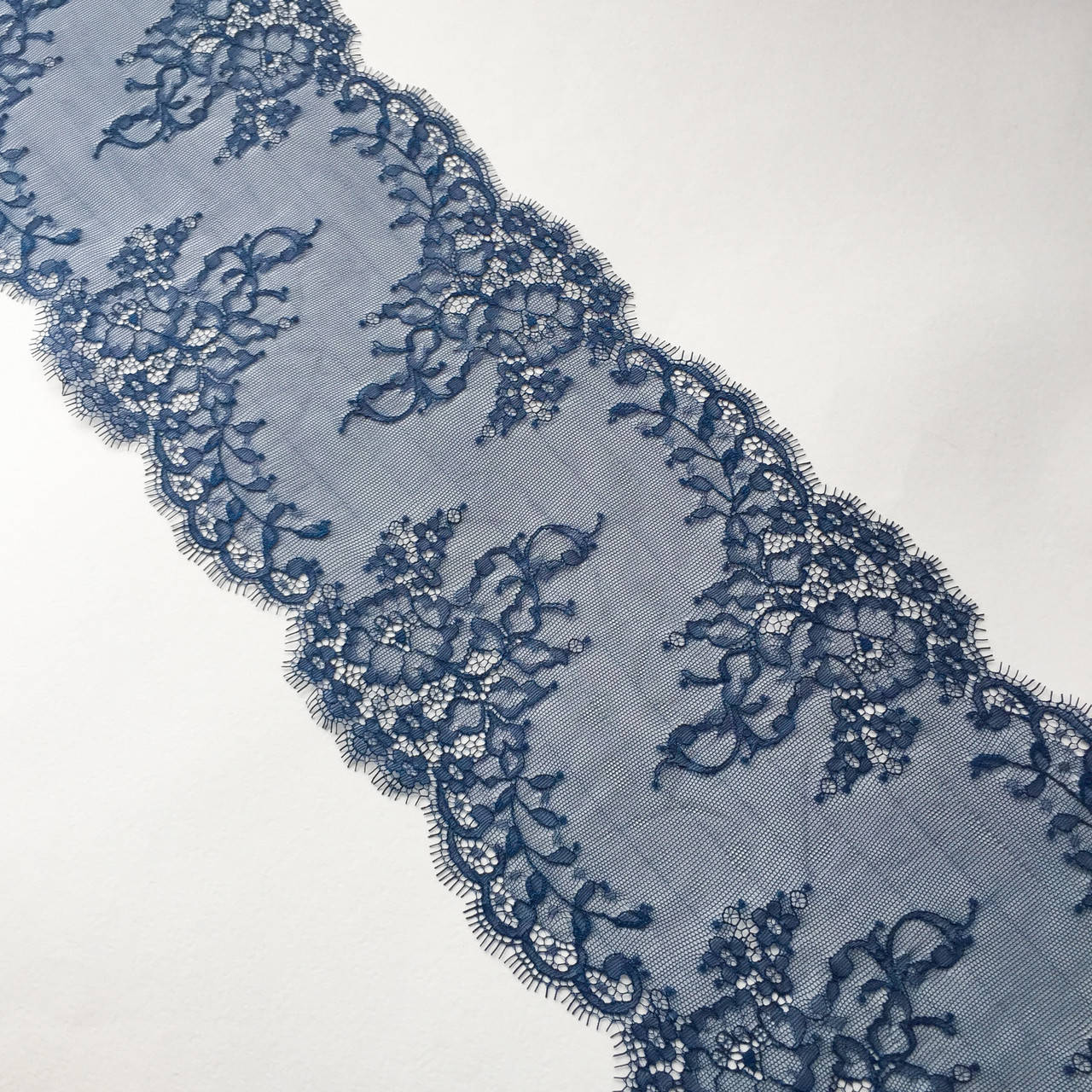 

Ажурное французское кружево шантильи (с ресничками) синего цвета шириной 17 см, длина купона 3.0 м., Синий