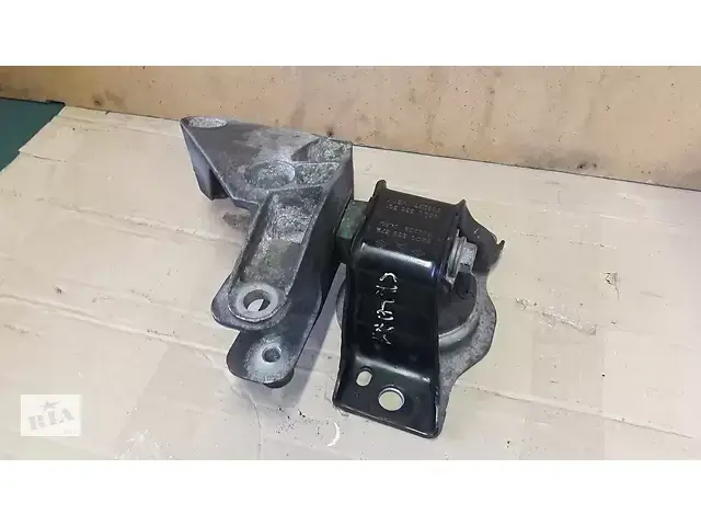 

Подушка двигателя правая 1.5 DCI 8200338372 Renault Megane 2 8200338381