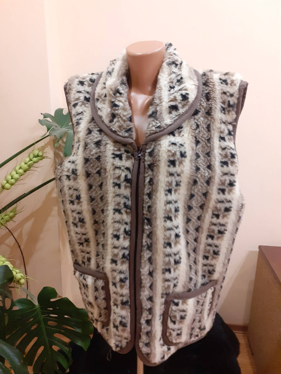 

Жилетка из овчины, безрукавка из овечьей шерсти, жилетка из овечьей шерсти.