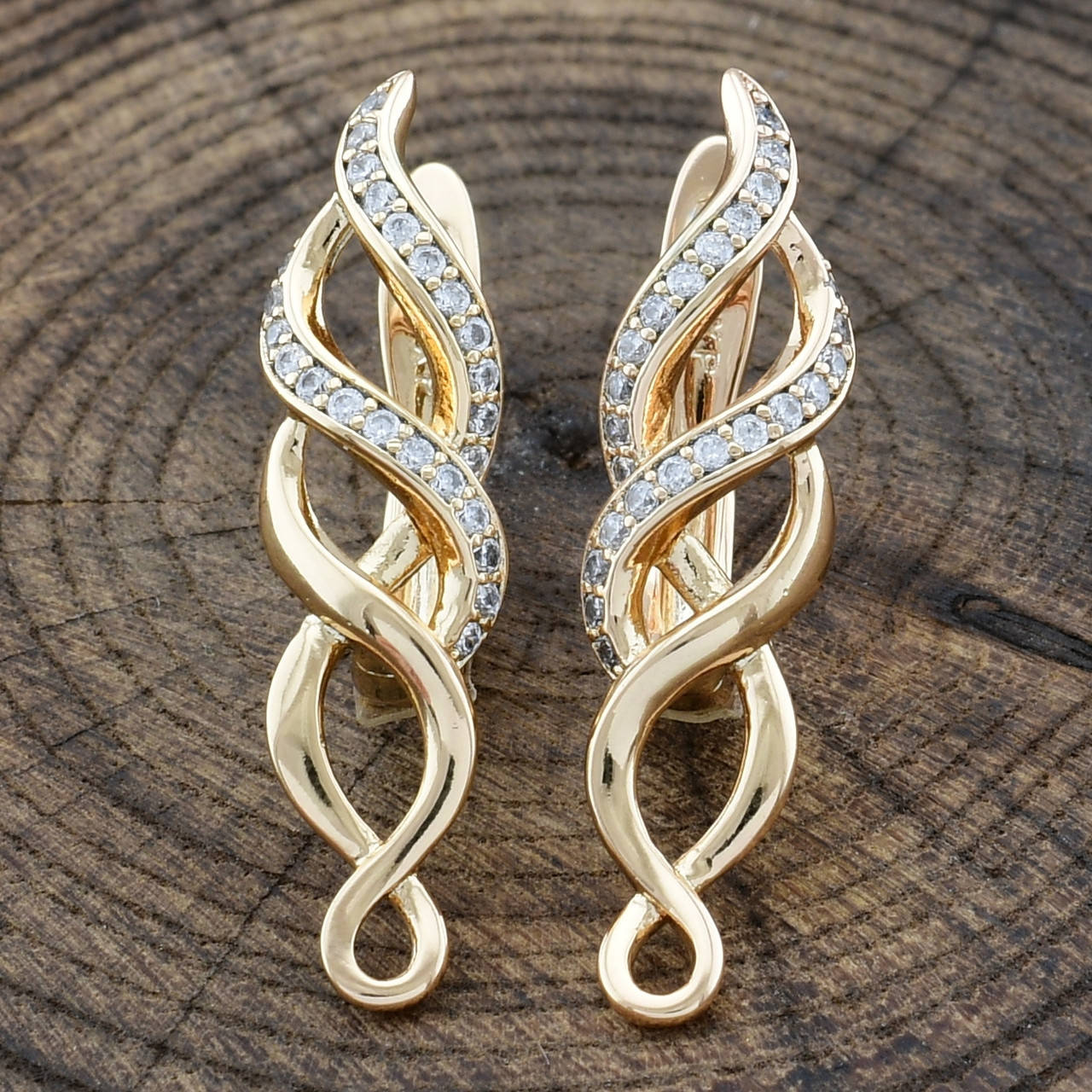 

Серьги Xuping 32904 размер 26х7 мм белые фианиты вес 2.4 г позолота 18К