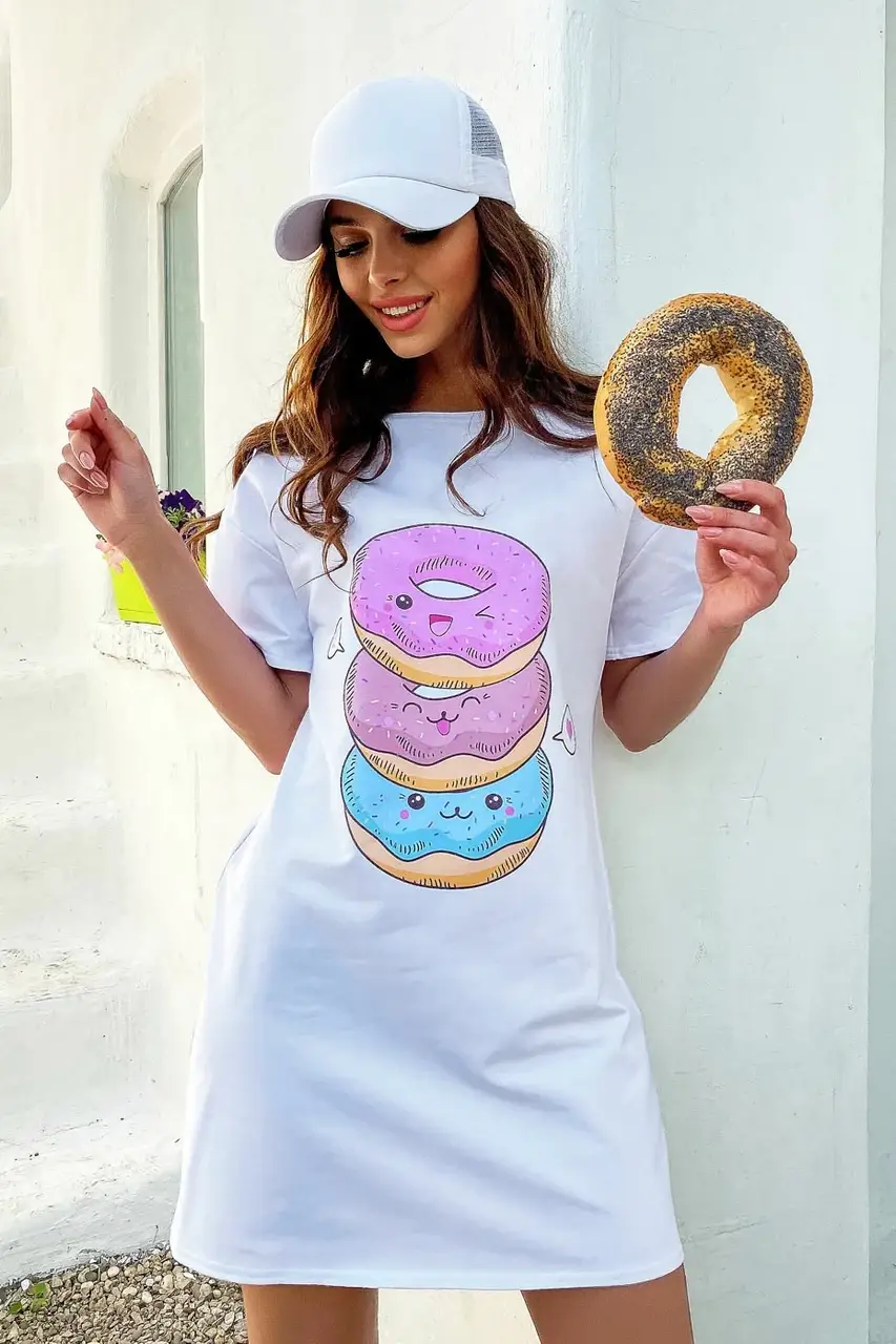 

Женское летнее короткое платье-футболка с принтом пончики. Трикотаж. Белая