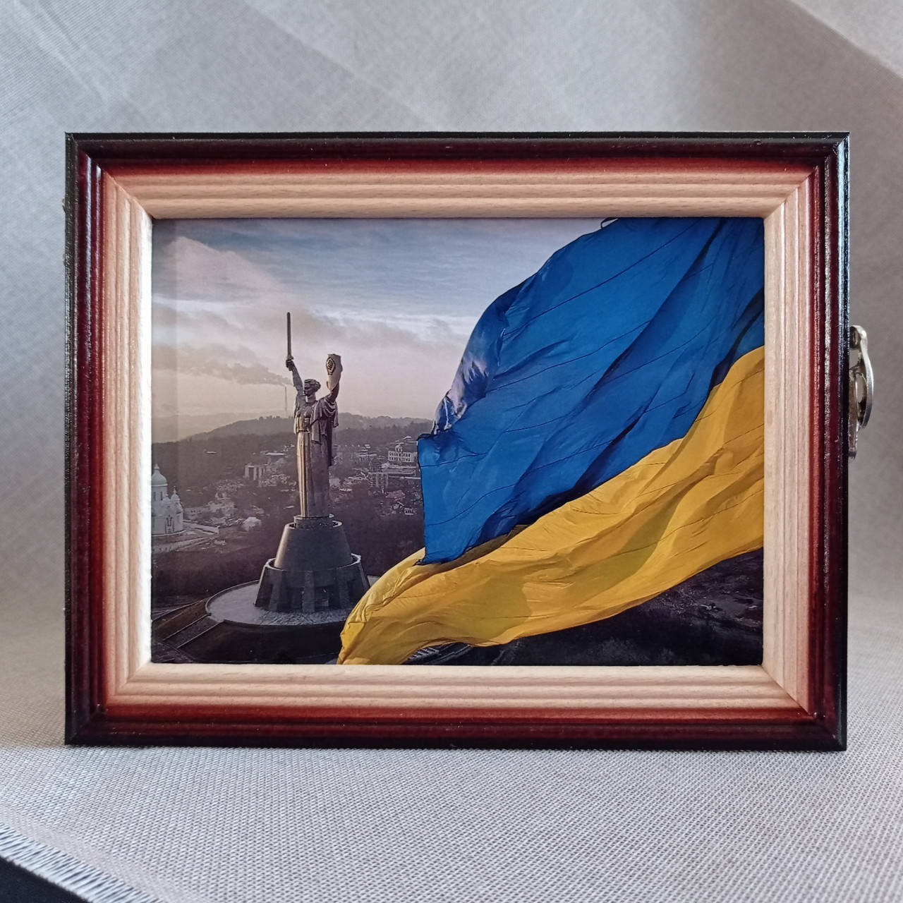 

Ключница настенная из дерева 23*18 на 5 ключей с настенным крепежем