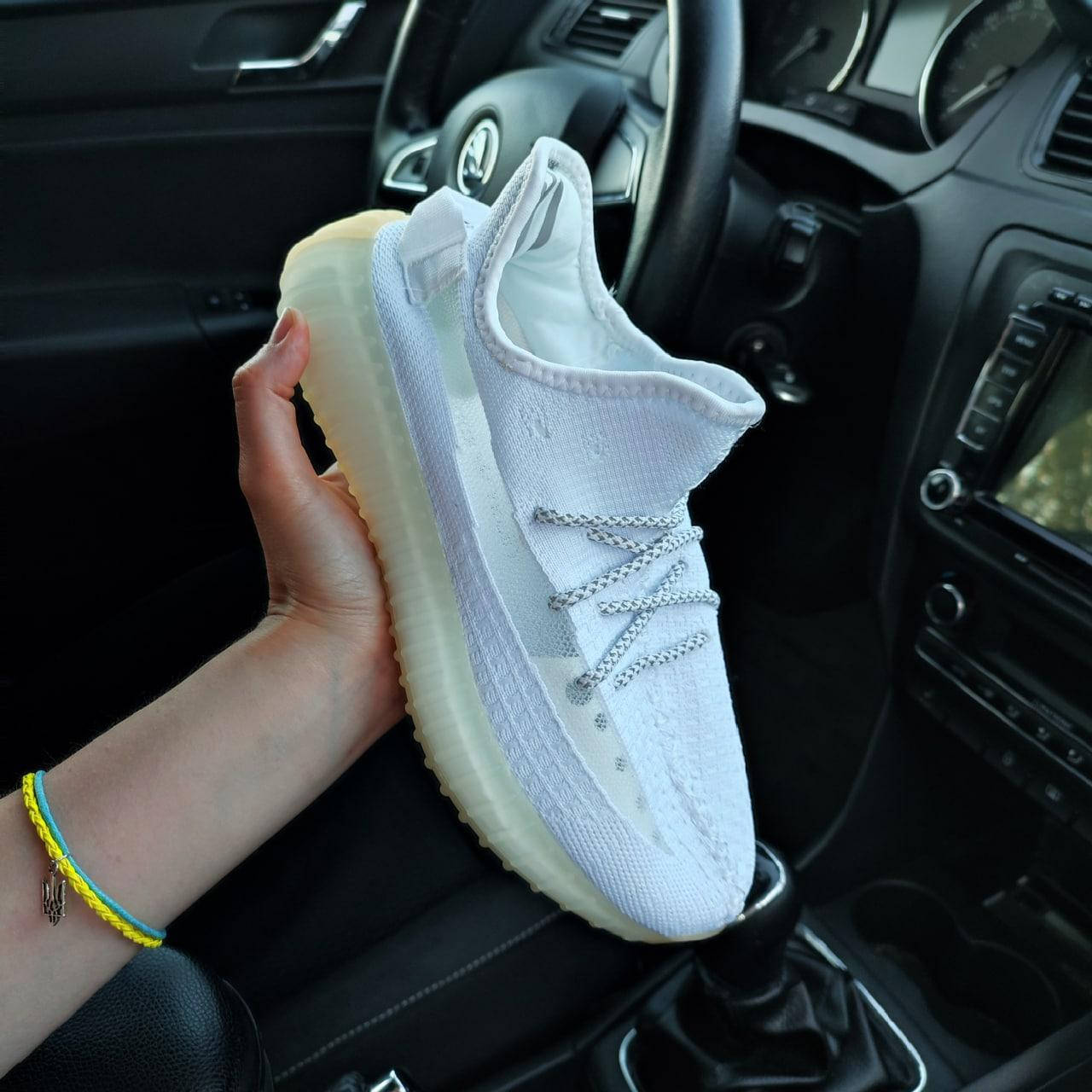 

Женские кроссовки Adidas YEEZY BOOST 350 V2 белый Адидас Изи Буст изики 38