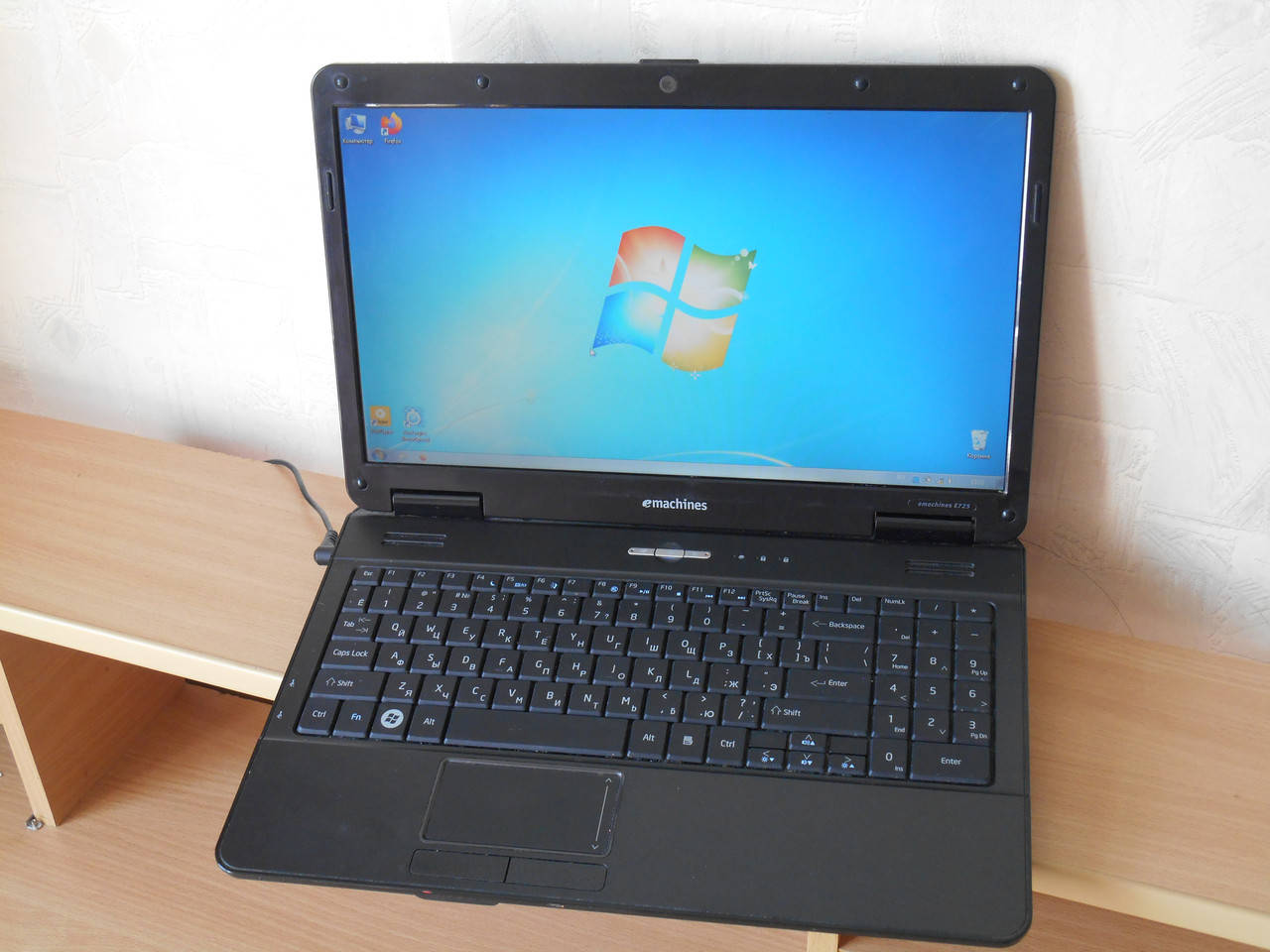 

Ноутбук eMachines E725 - 15,6" - 2 Ядра - Ram 2Gb - HDD 250Gb - Идеал !, Черный