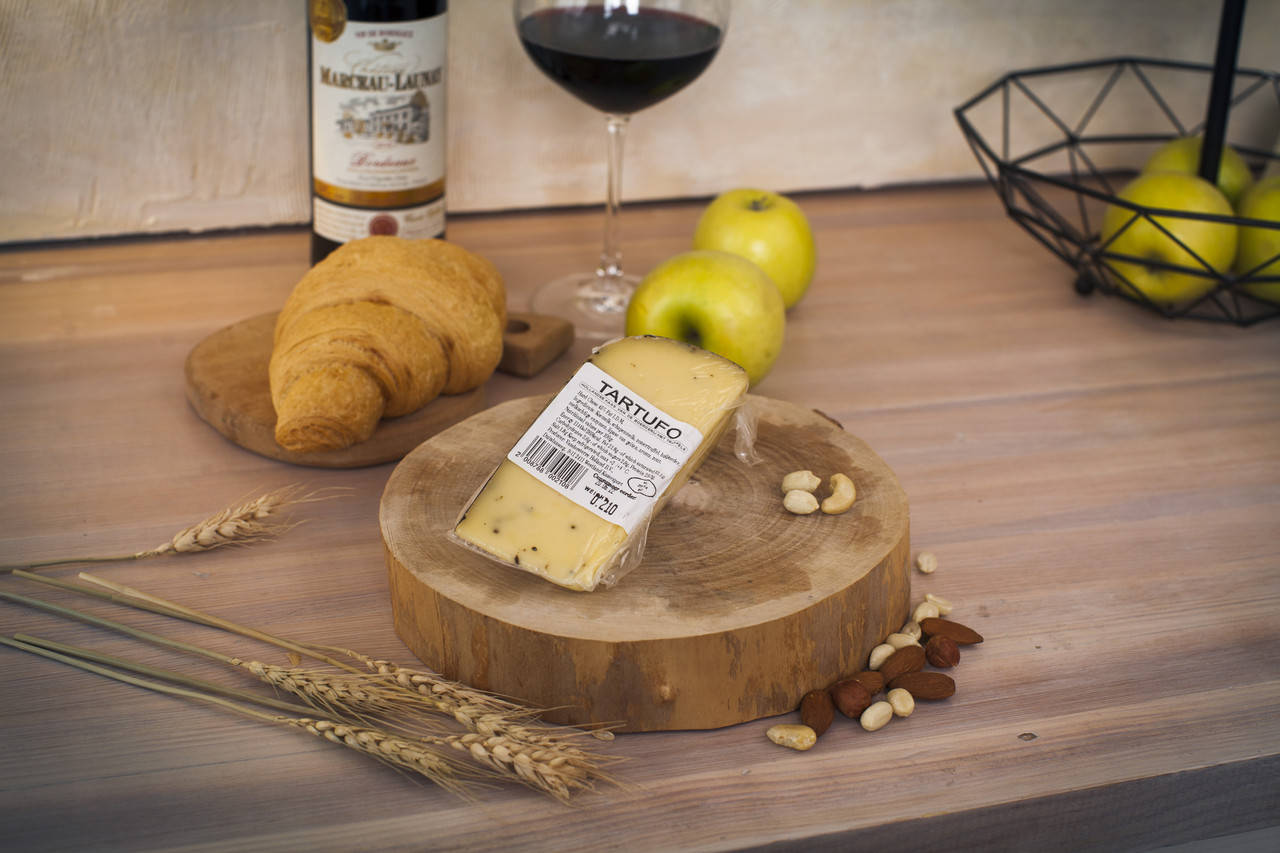 

Голландский сыр "Tartufo" c трюфелем. 220 гр. Голландия