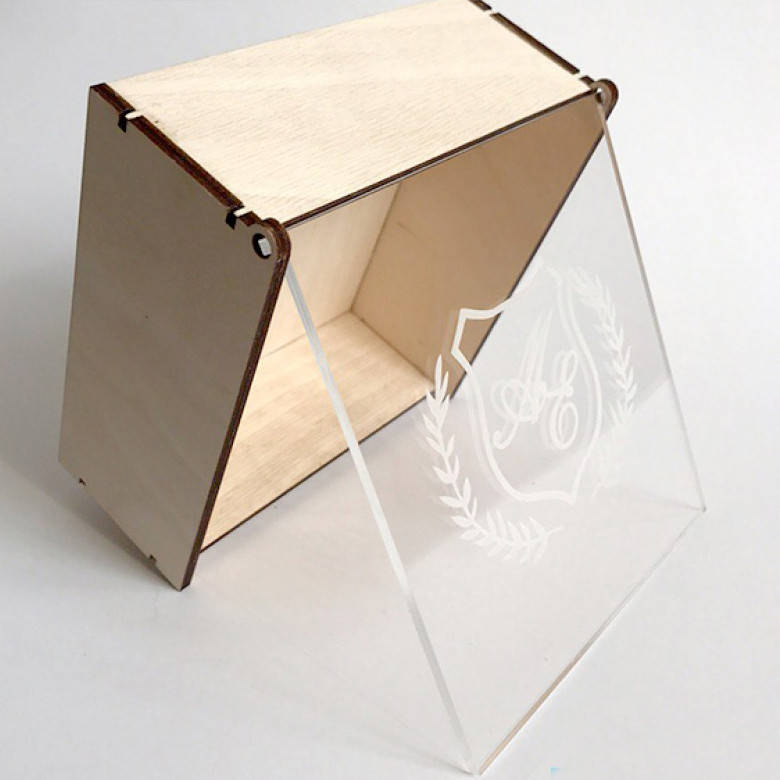 

Шкатулка для колец с прозрачной крышкой и гравировкой 80х80х40мм