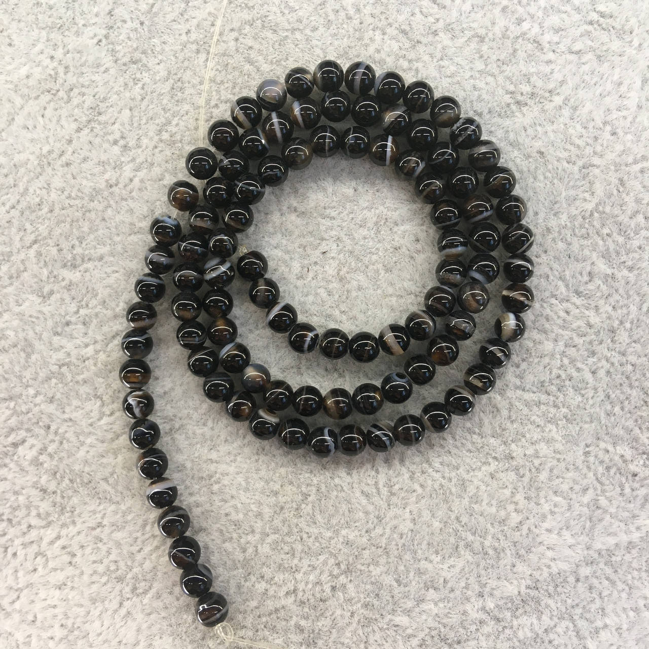 

Бусины на нитке натуральный Агат черный d-4мм L-36-38 см