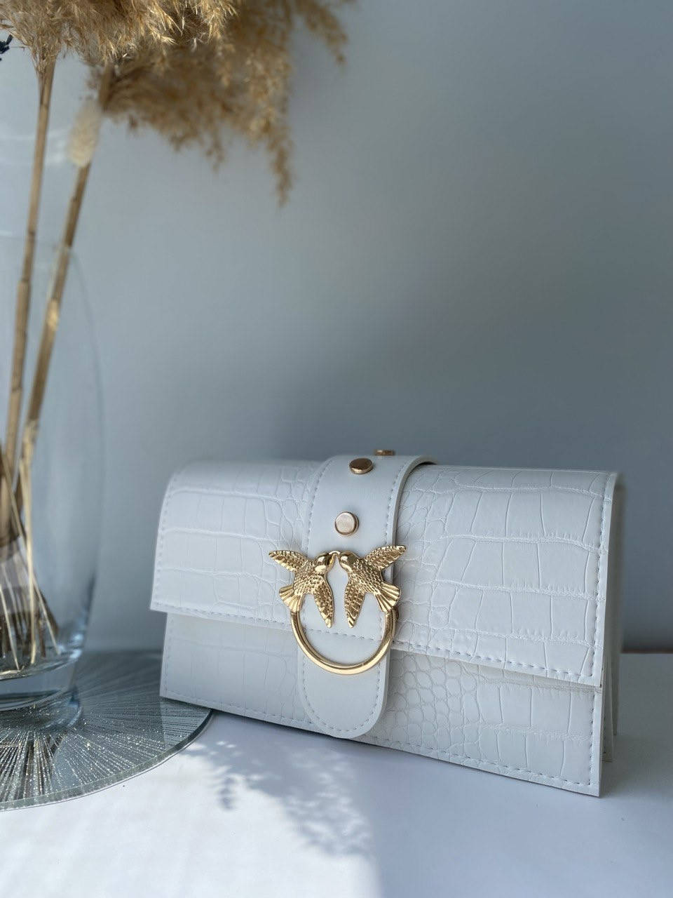 

Сумочка женская кросс-боди под крокодила на плечо с клапаном 24*14 см Nata Белая рептилия