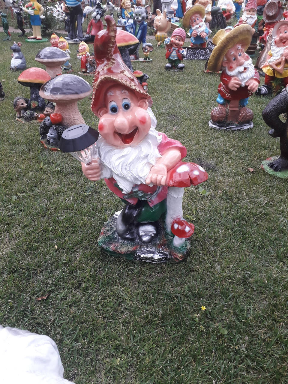 

Садовая фигура. Гном с мухомором Б, Разные цвета