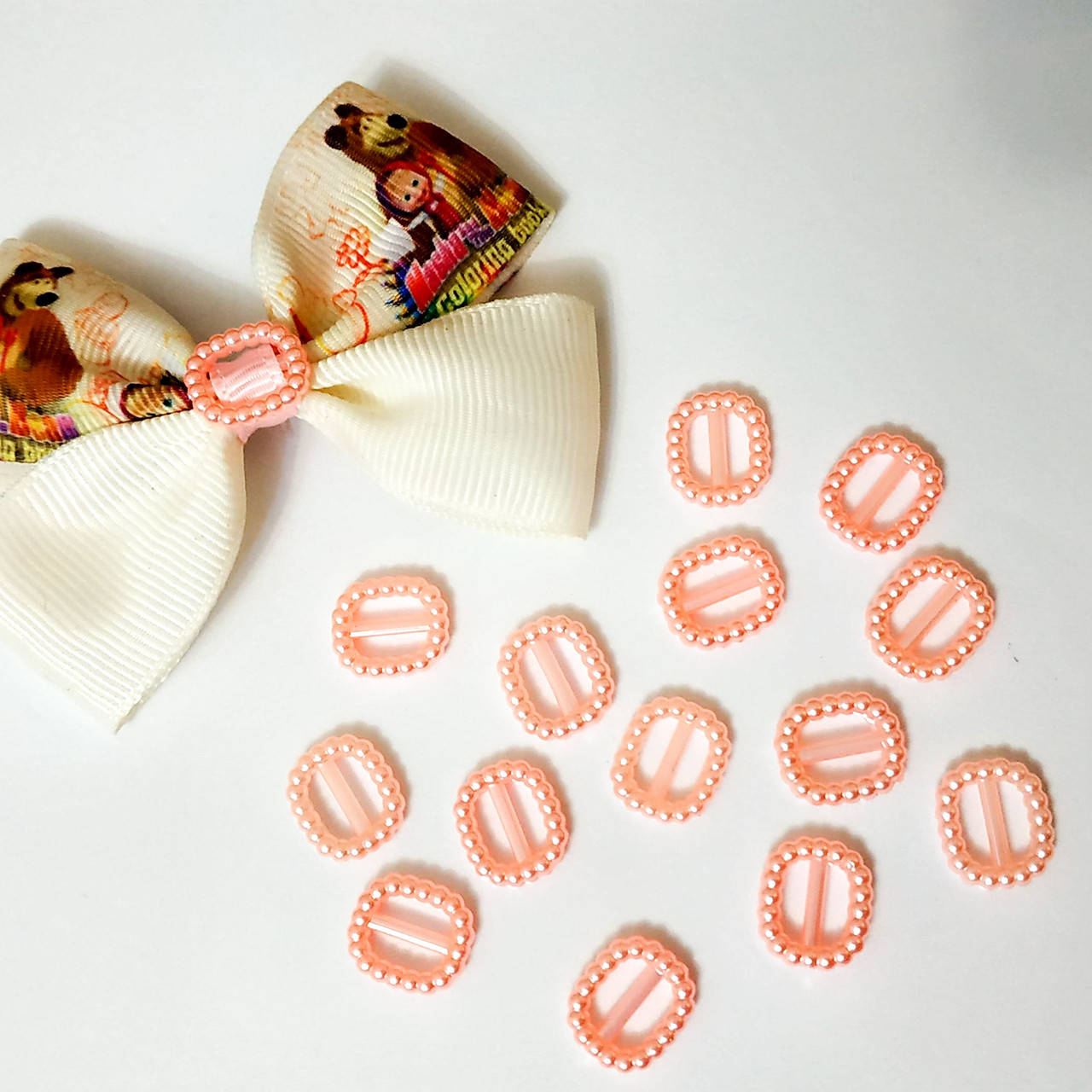 

Декоративная пряжка жемчужная (пластик) 1,0*1,2 см