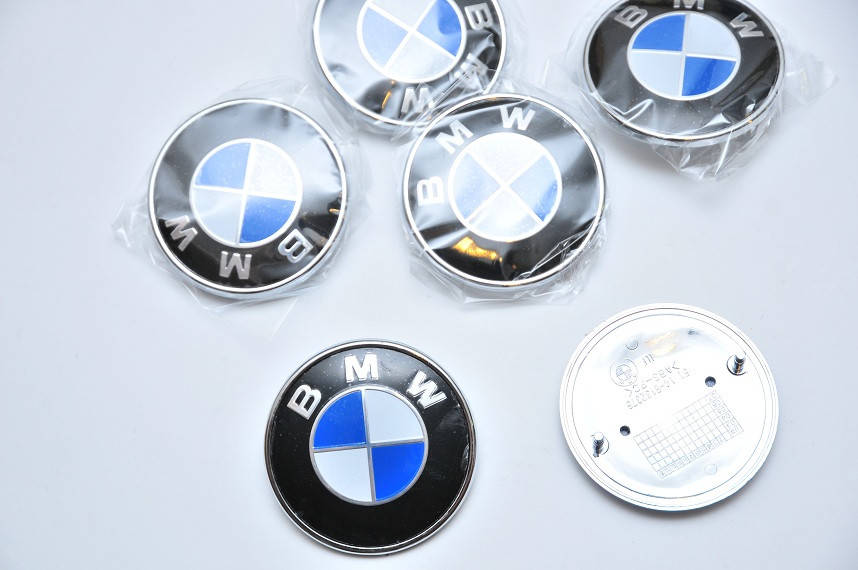 

Эмблема на капот и багажник BMW 78мм бело-синяя
