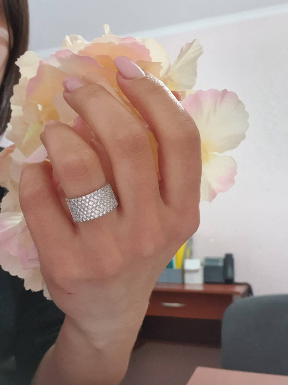 

Срібна каблучка широка з фіанітами