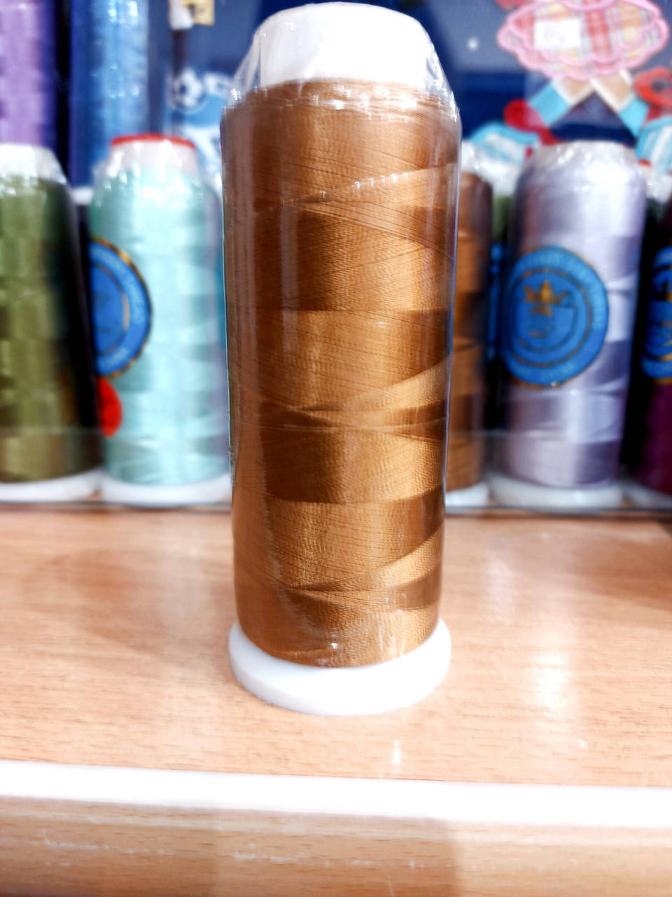 

Нитки для машинной вышивки 100% вискоза (100% rayon) 3000 ярдів, №421, темно-бежевий , капучіно, Бежевый