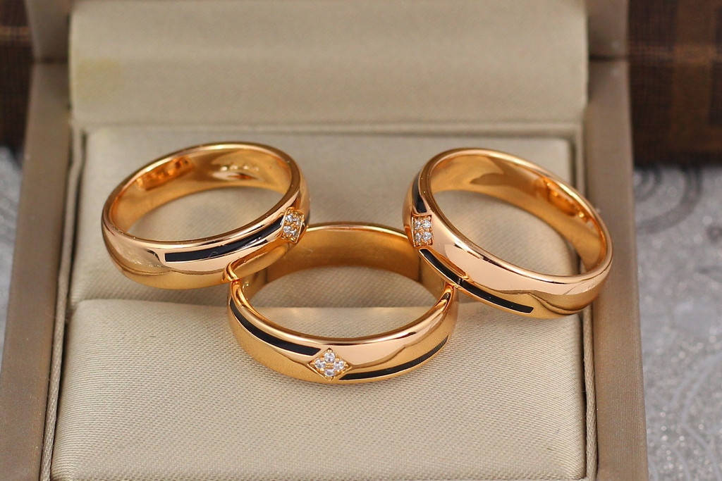 

Обручальное кольцо Xuping Jewelry с черными полосками 5 мм 16,17,18,19 золотистое 18