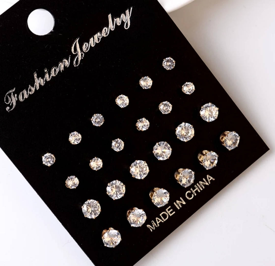 

Комплект серьги- гвоздики с цирконием 12 пар в золотом цвете.