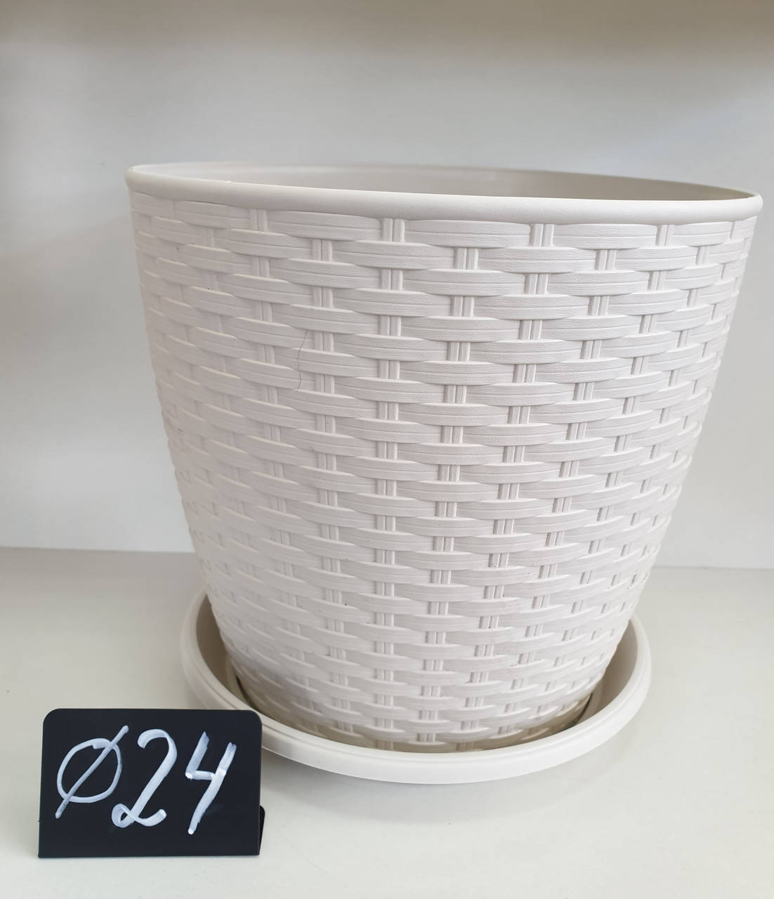 

Горшок "Ротанг" 24*22 см с подставкой, белая роза