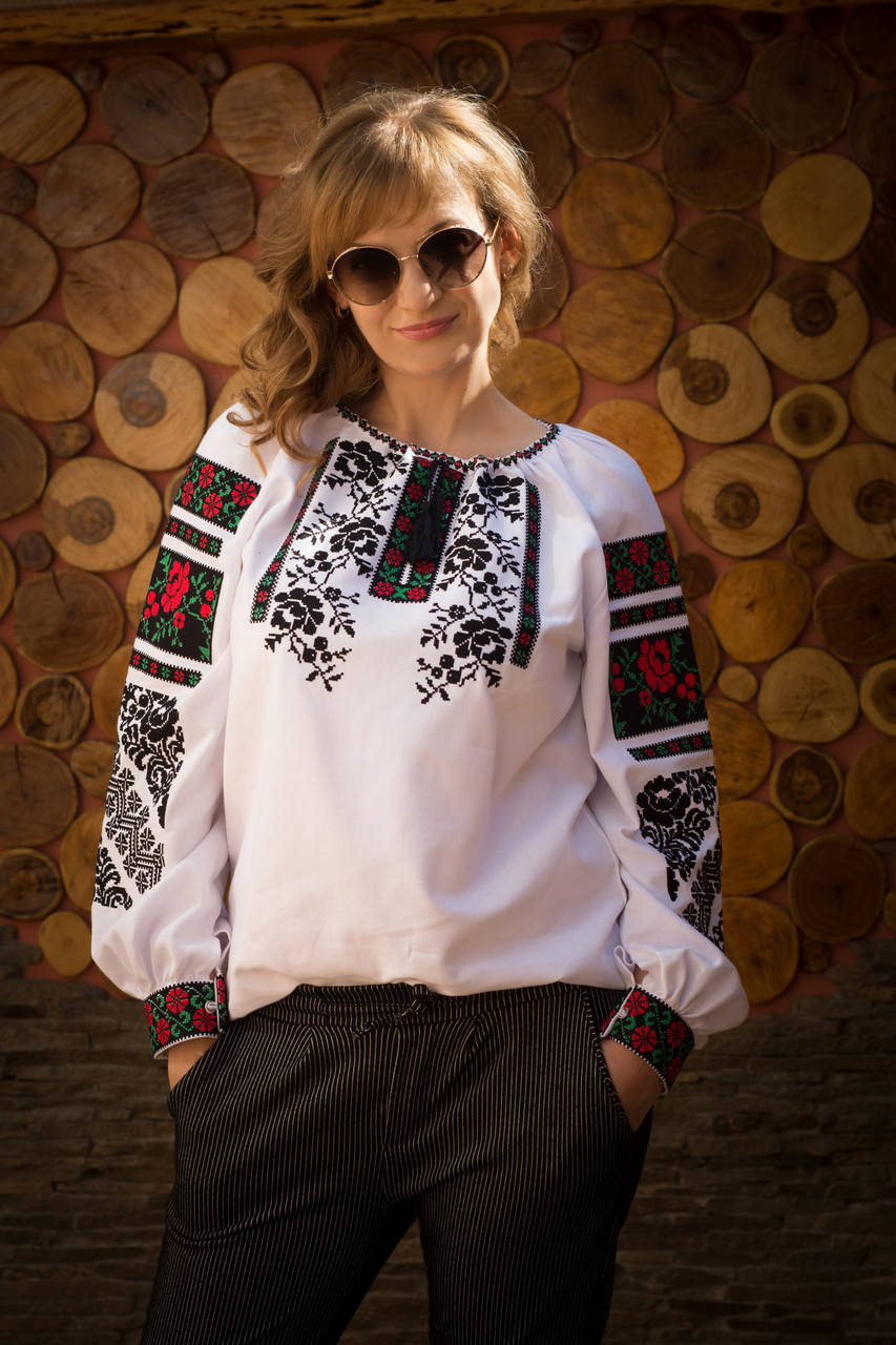 

Женская блузка с вышивкой в украинском стиле "Червона троянда" № 170 (44 - 58 р.)