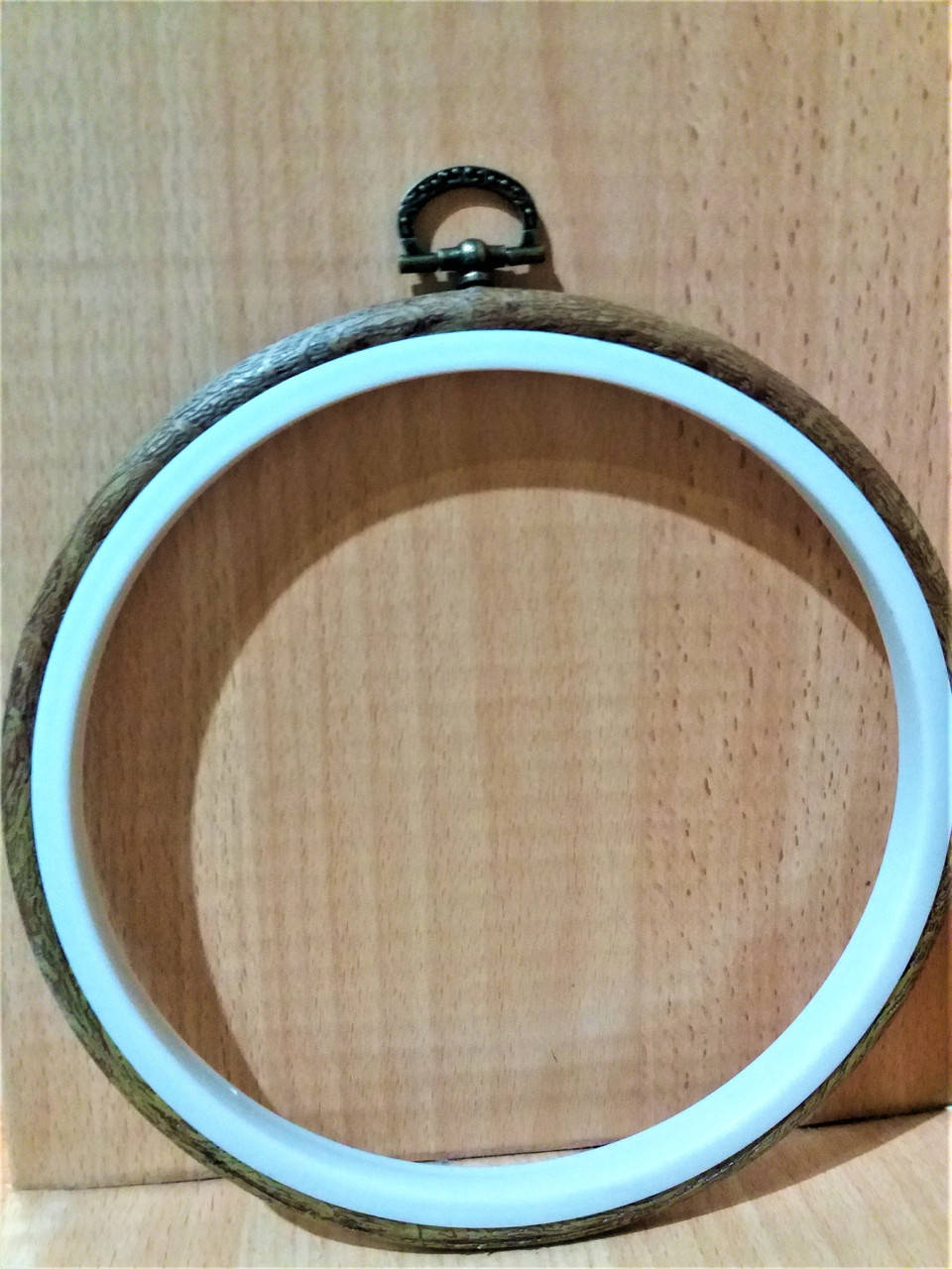 

Пяльцы-рамка круглые каучуковые с подвесом 18.5см