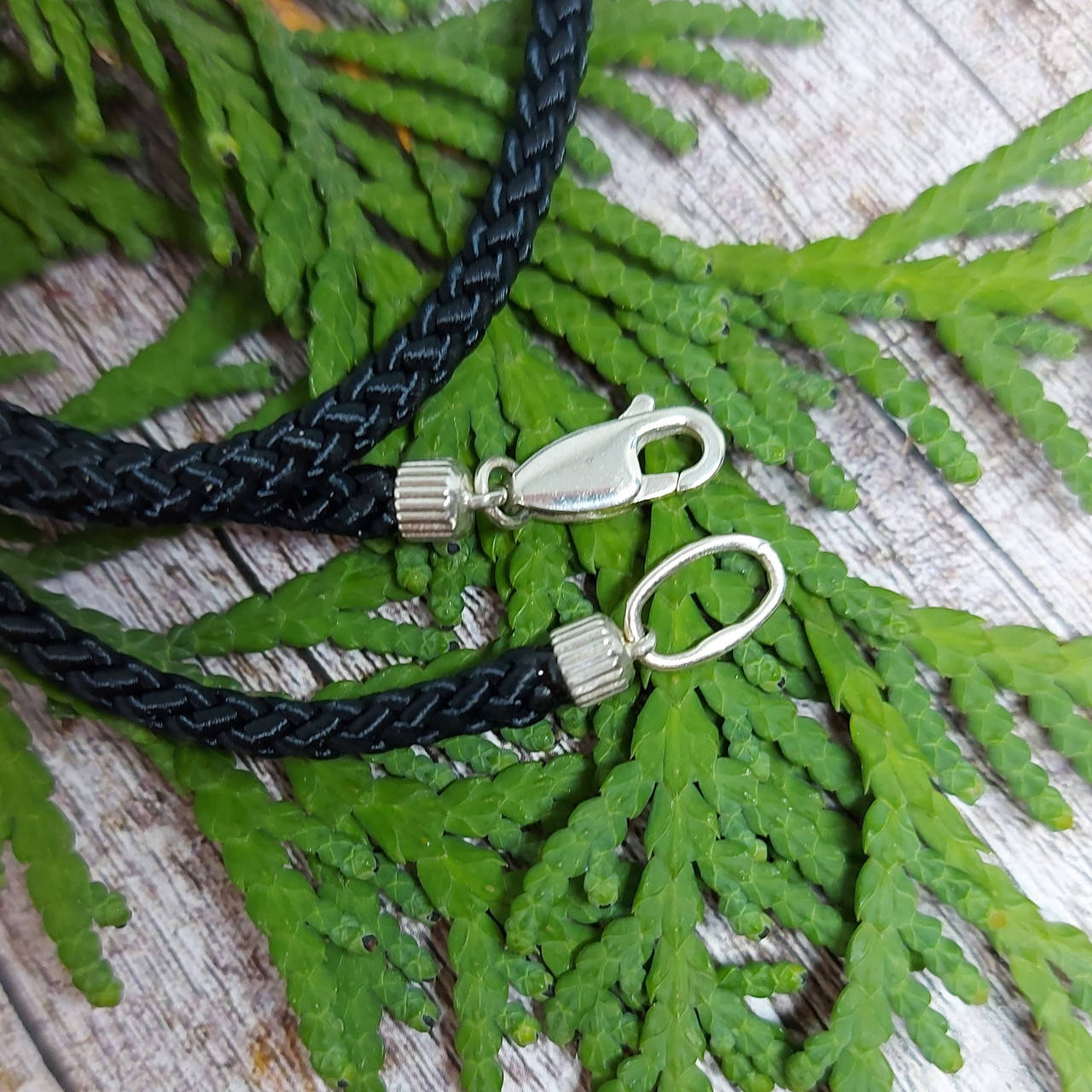 

Шнур шелковый с серебряными 925пр. концевиками и замком