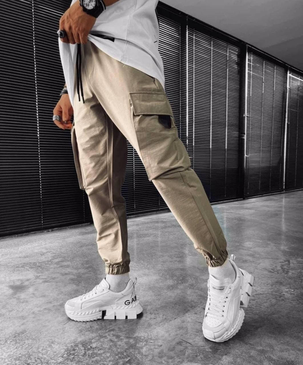 

Мужские стильные качественные брюки-карго с надписью на кармане бежевые