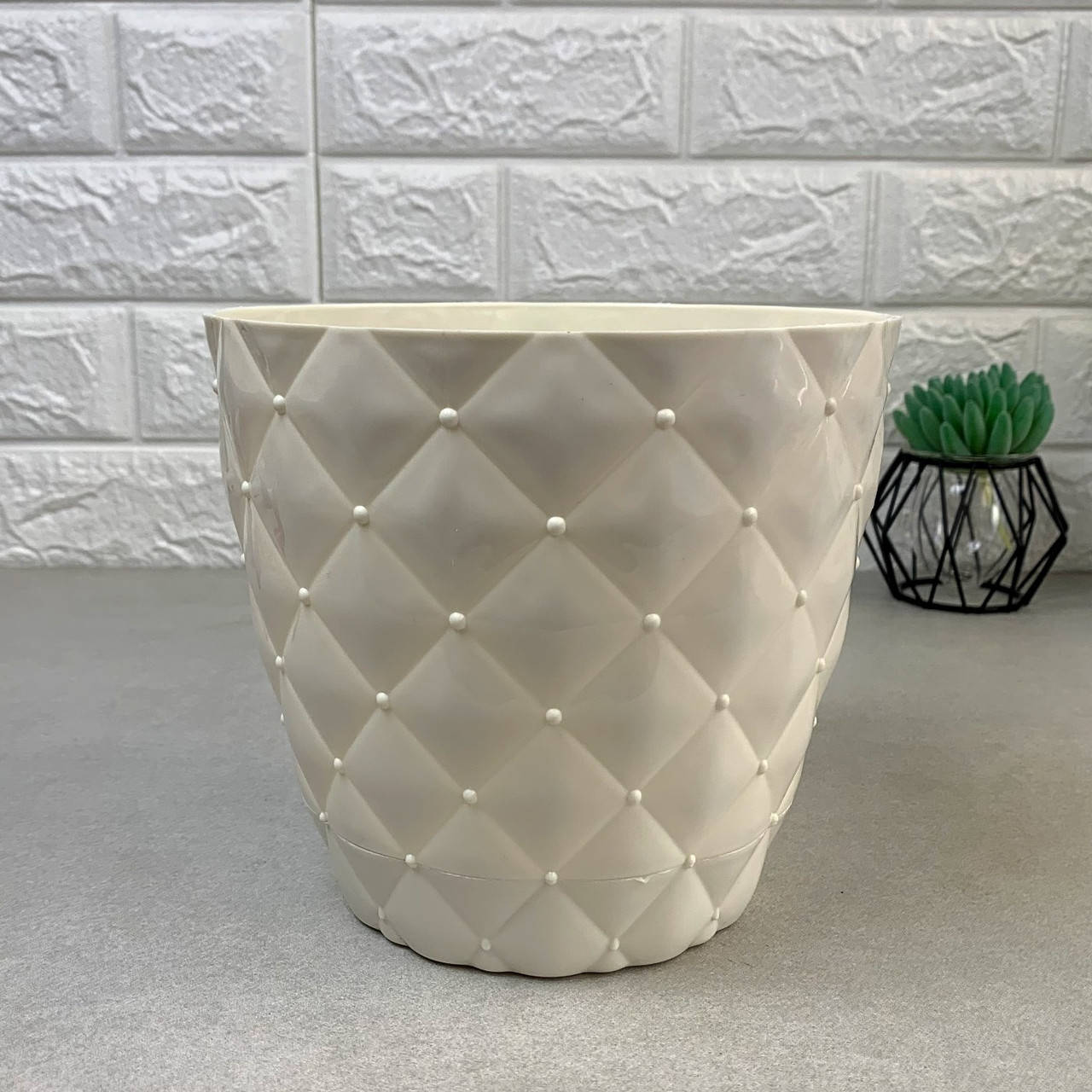 

Пластиковый декоративный вазон с бусинками в молочном цвете для цветов 17.5*15.5см 3л