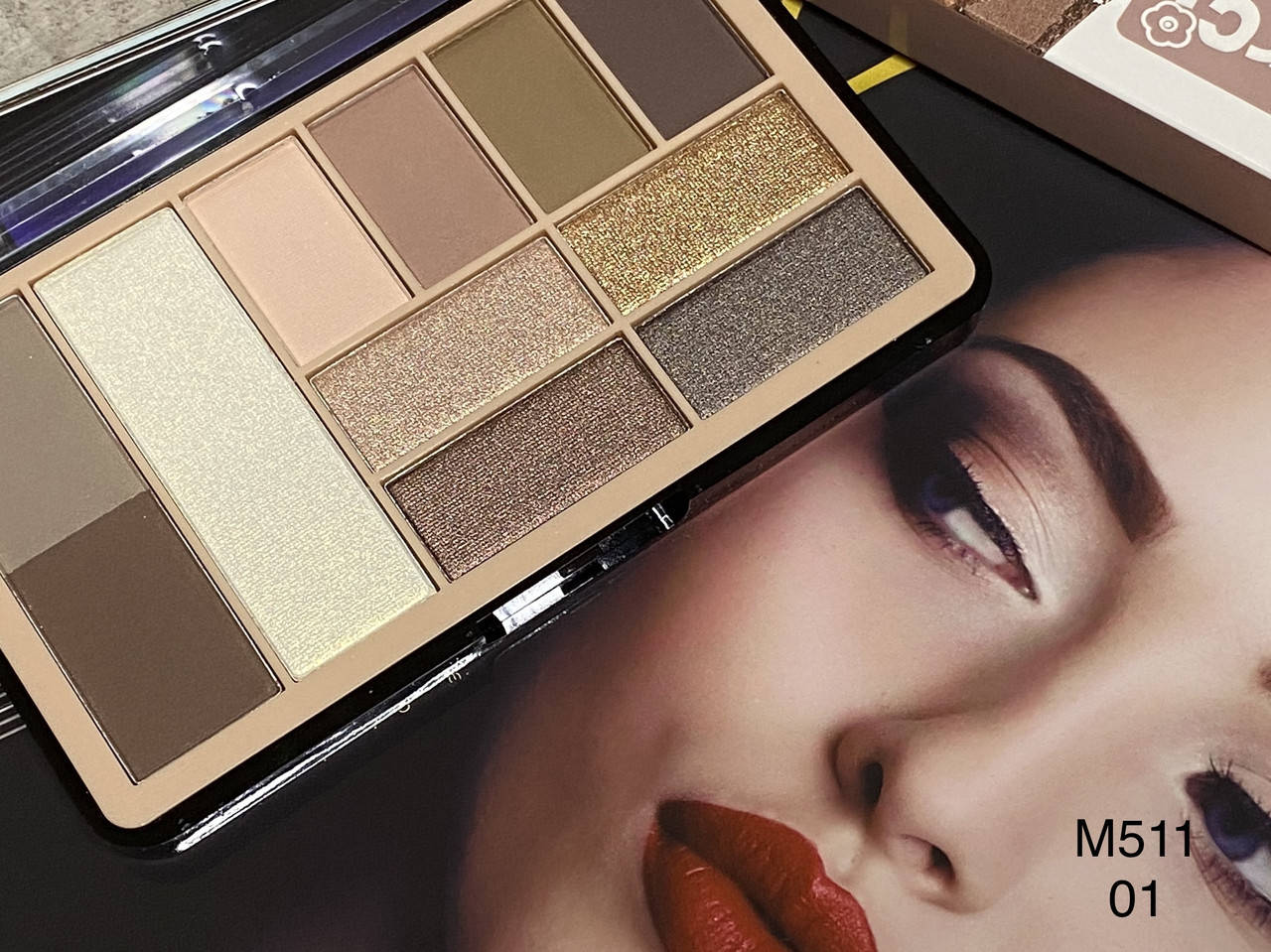 

Тени для век и бровей MERCI Eyeshadow Highlighter & Eyebrow Powder #01