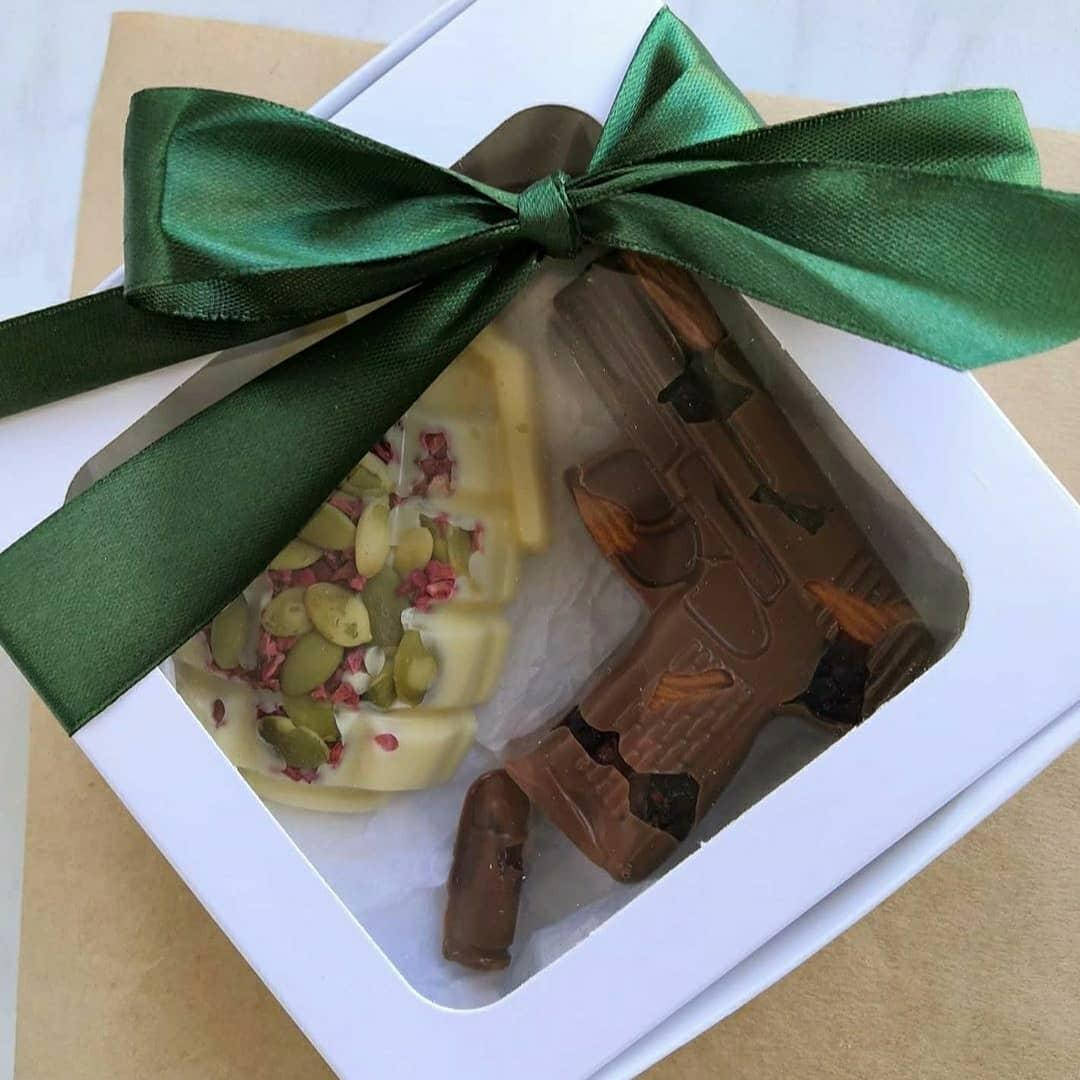 

Шоколадный набор для мужчин Пистолет и граната На корпоративные подарки действует ПРЕДЗАКАЗ