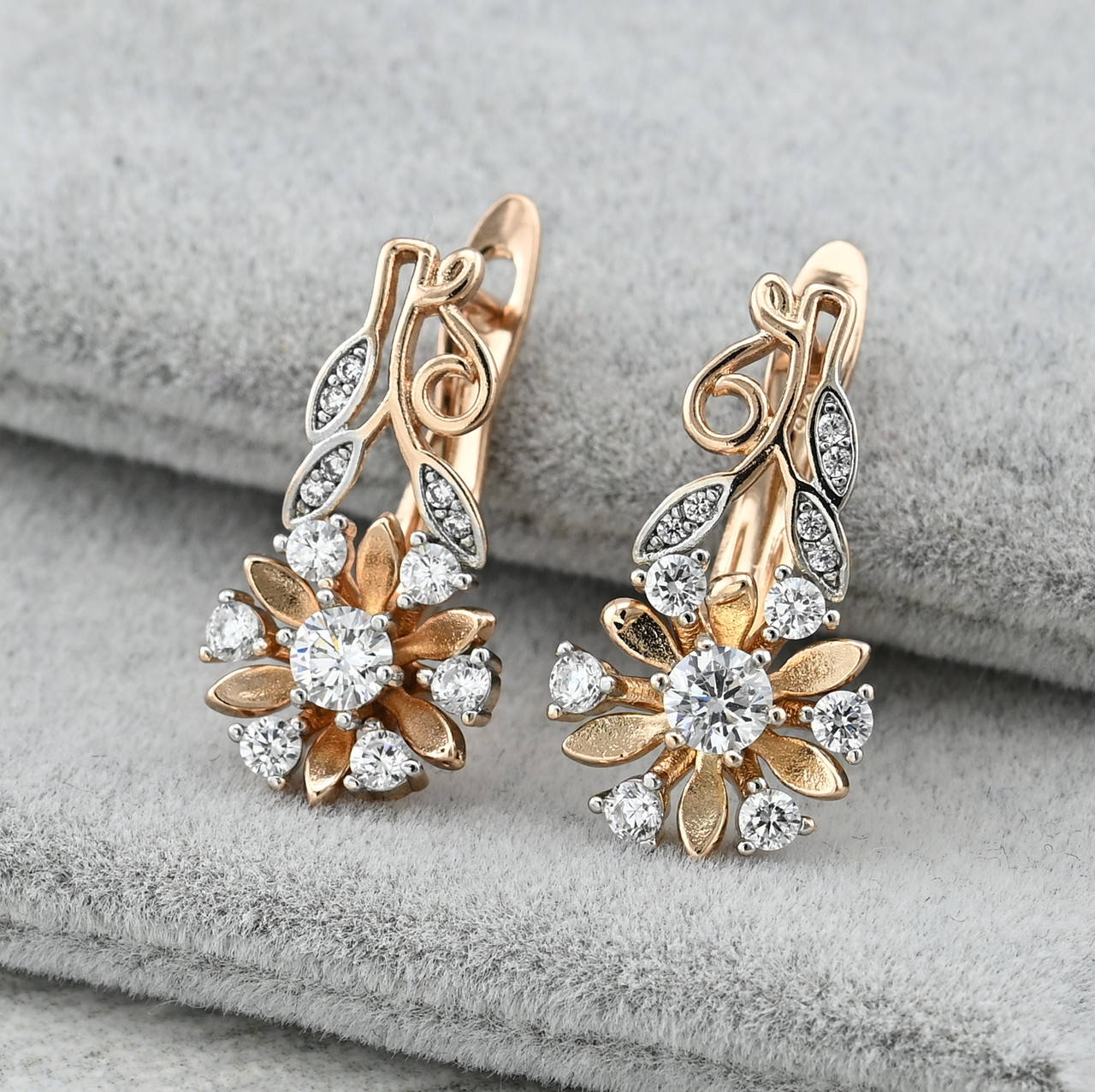 

Серьги Карпатский цветок 36108 с родированием размер 20х10 мм белые фианиты вес 2.9 г позолота 18К