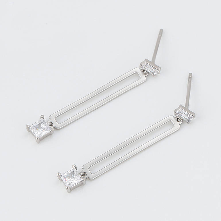 

Серьги подвески из стали 36461 размер 38х4 мм белые фианиты вес 2.0 г