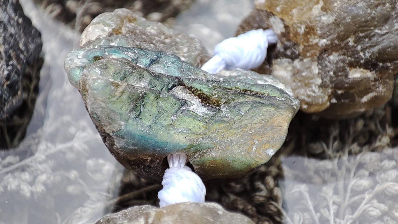 

Лабрадор необработанный (камни на нити)