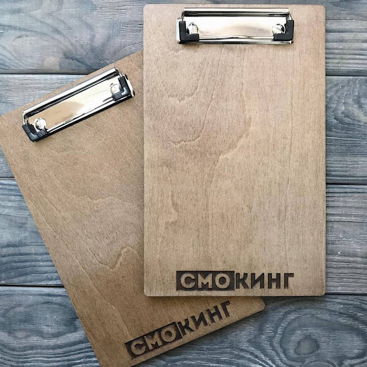 

Планшет из дерева с логотипом и зажимом для меню 17х27см под А5 5мм