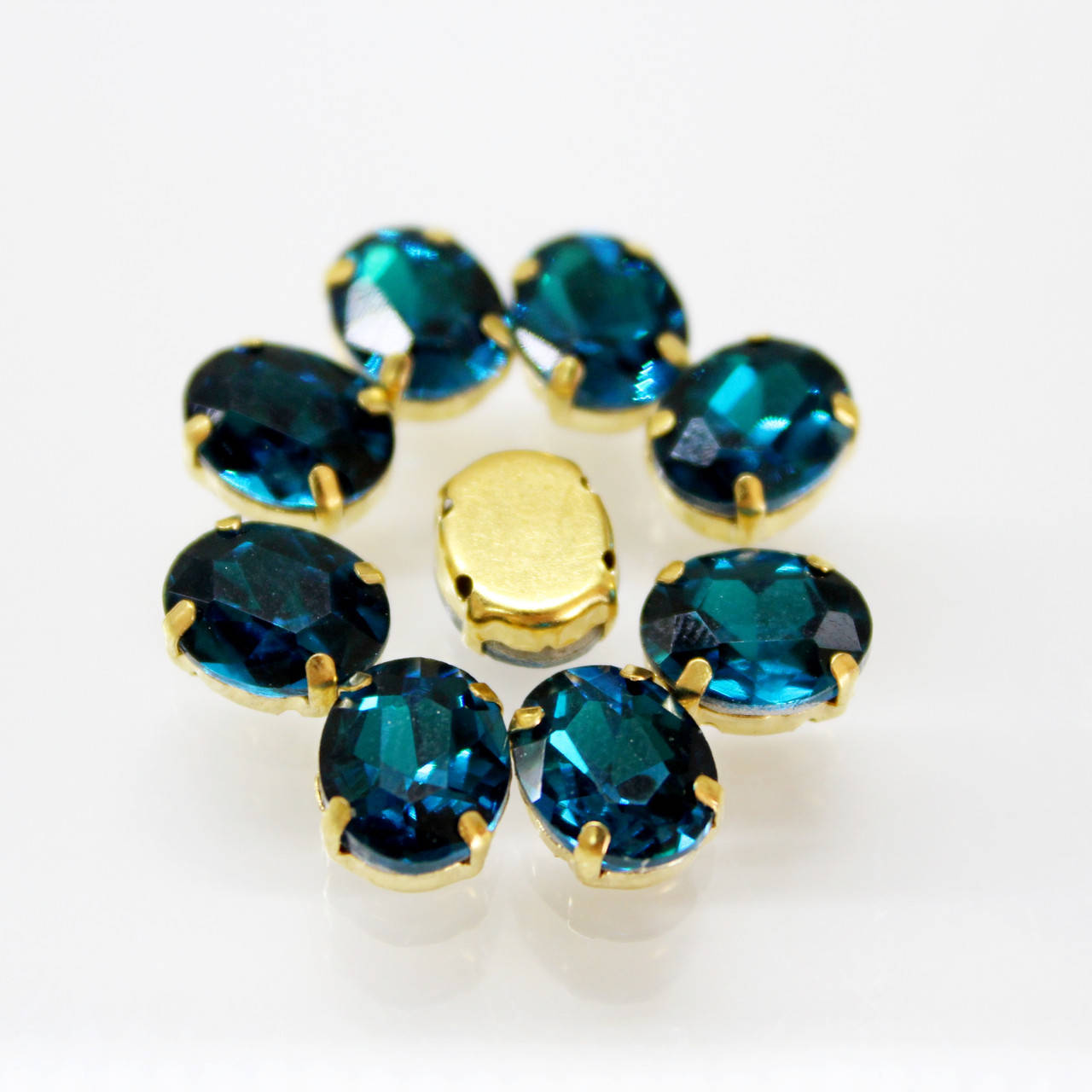 

Овалы в золотых цапах Blue Zircon 6х8мм