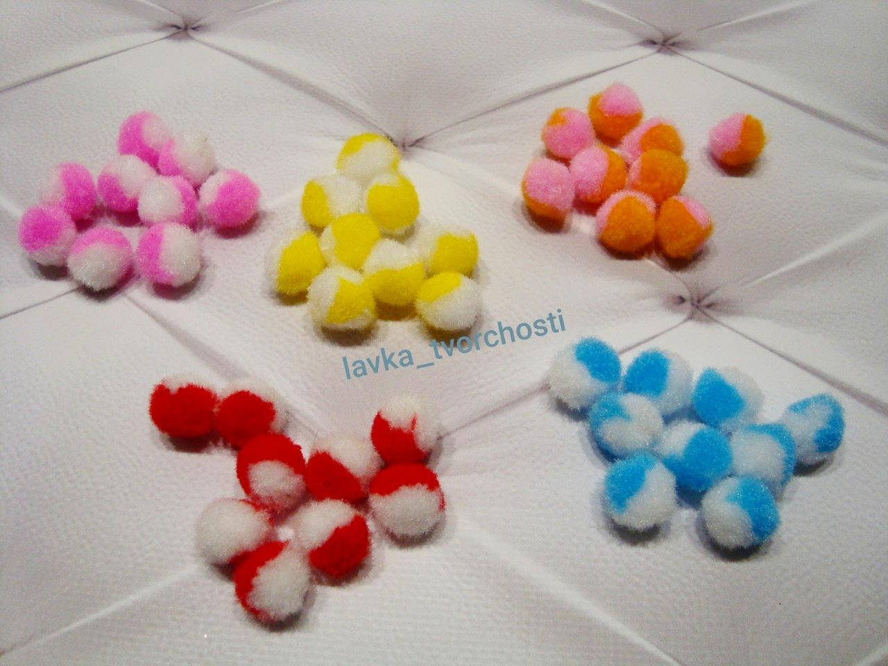 

Помпони двохколірні